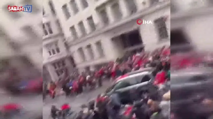 İngiltere'de Liverpool'un şampiyonluk kutlamasında araç kalabalığın arasında daldı | Video