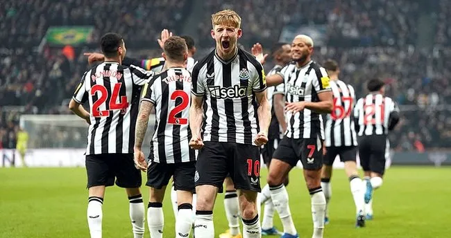Newcastle United, Manchester United'ı tek golle devirdi