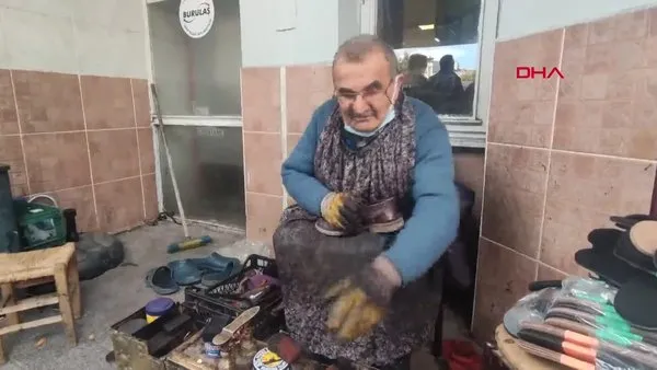 Bursa'da ayakkabı boyacısıyla karganın yürekleri ısıtan dostluğu kamerada