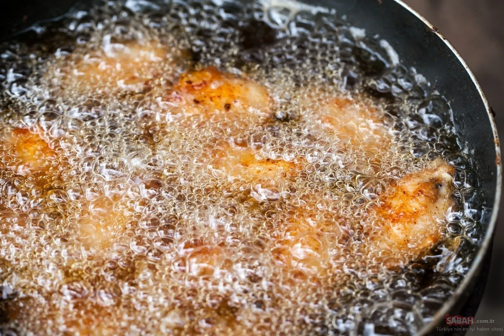 Топленое кипящее масло для приготовления пищи. Жарка во фритюре. Обжаривают во фритюр. Рыба во фритюре. Рыба жареная во фритюре.