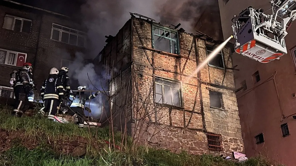 İzmit’te iki katlı bina yangında küle döndü İzmit’te iki katlı bina yangında küle döndü
