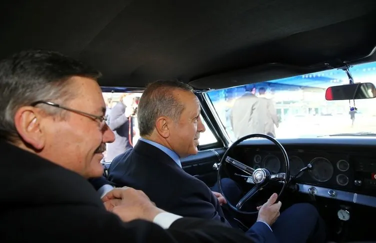 Cumhurbaşkanı Erdoğan klasik otomobil kullandı