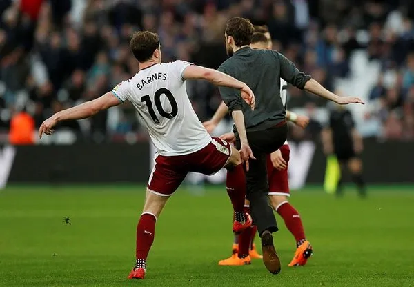 West Ham United-Burnley maçında saha karıştı!
