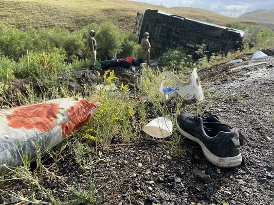 Ağrı’da yolcu otobüsü şarampole devrildi: 1 ölü, 26 yaralı