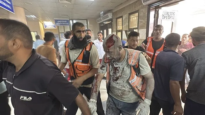 SON DAKİKA | Katil İsrail Gazze’de hastaneyi bombaladı! Kan donduran görüntüler: Çok sayıda ölü ve yaralı var