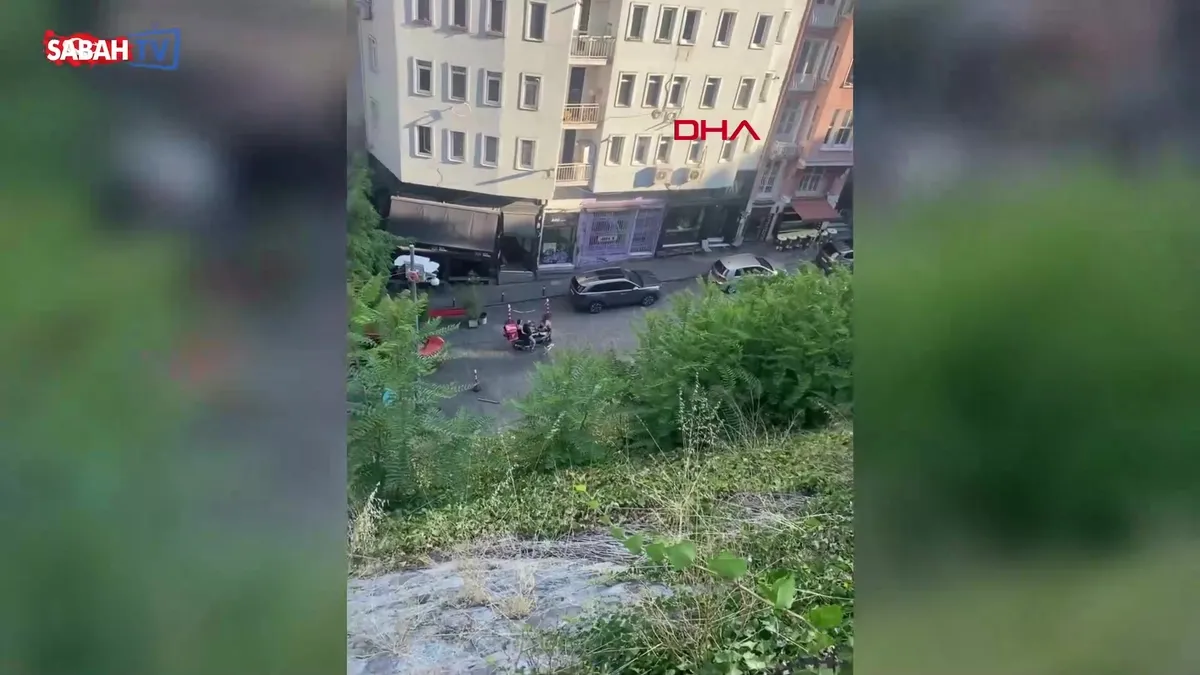 Yarı çıplak önüne atladığı motosikletliyi düşürdü: Beyoğlu’nun ortasında duba ve sopalarla meydan dayağı yedi! | Video videosunu izle Yarı çıplak önüne atladığı motosikletliyi düşürdü: Beyoğlu’nun ortasında duba ve sopalarla meydan dayağı yedi! | Video videosunu izle