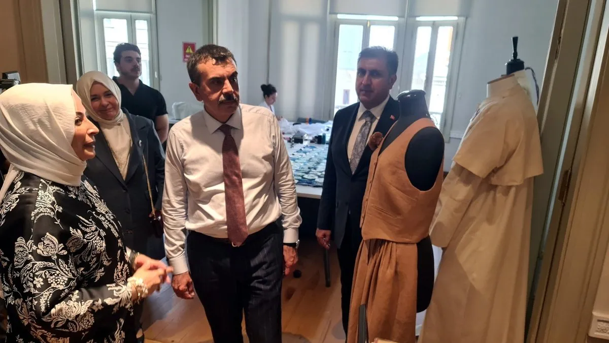 Bakan Tekin, Beyoğlu Refia Övüç Olgunlaşma Enstitüsü'nü ziyaret etti