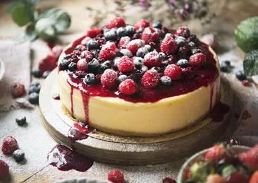 Bir dilimi yetmiyor! Orman meyveli cheesecake tarifi