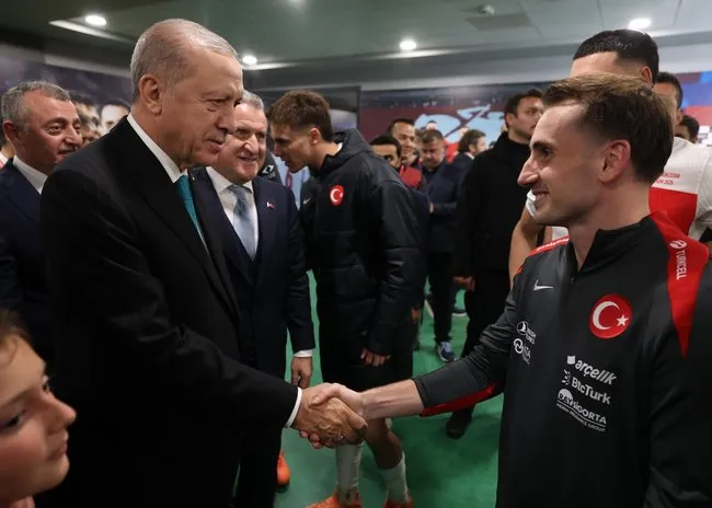 Başkan Erdoğan futbolcuları tebrik ediyor