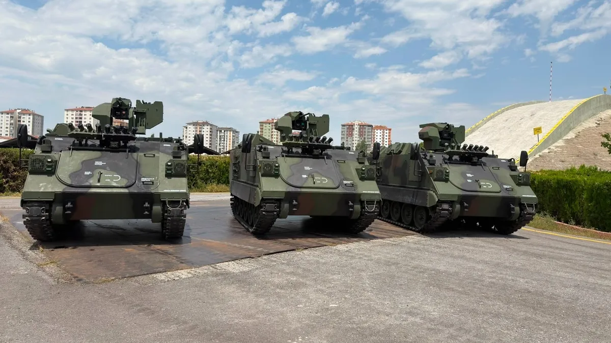 Türkiye'nin ilk elektrikli zırhlı aracı E-ZPT'nin askeri bir tesiste görüntülenmesi.