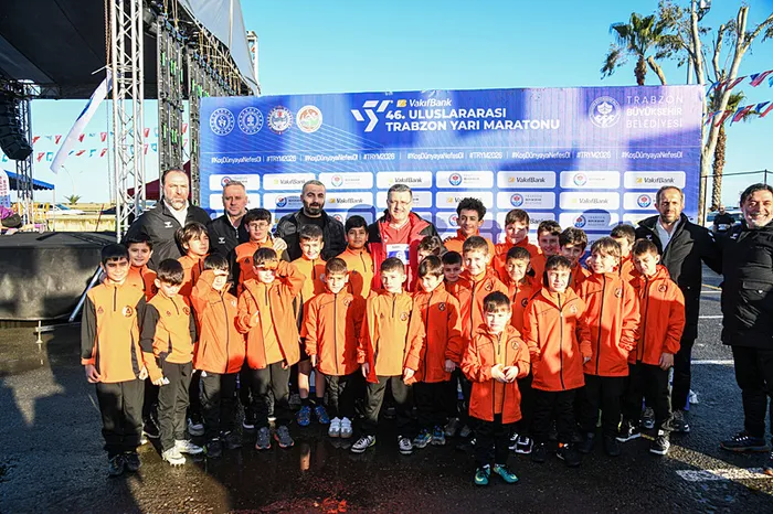 46-uluslararasi-trabzon-yari-maratonu-kosuldu-dunya-barisina-mesaj-vermek-istiyoruz-1771183180344.jpeg