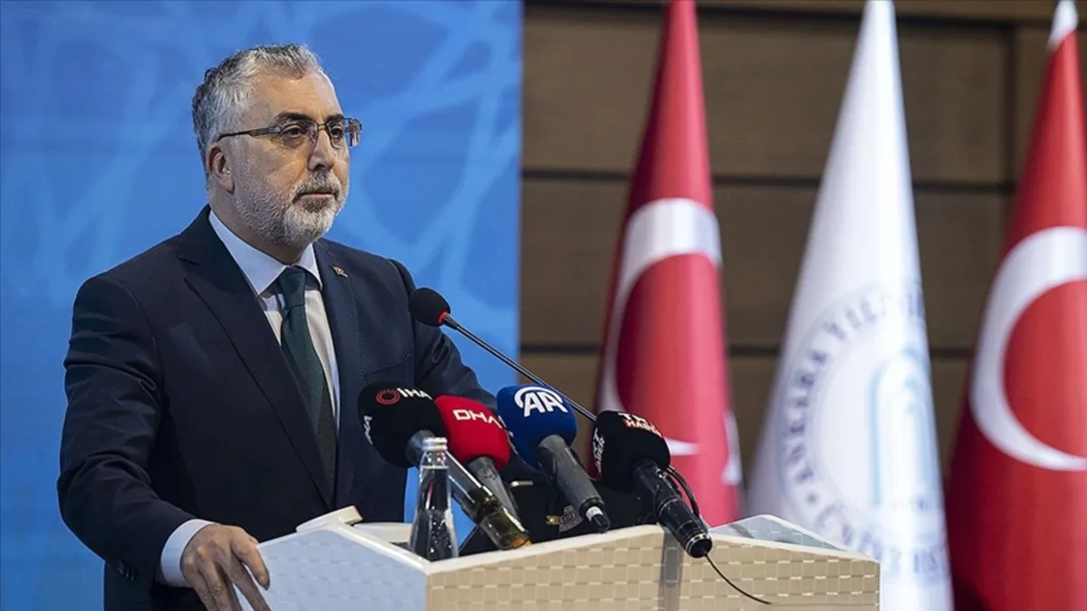Çalışma ve Sosyal Güvenlik Bakanı Vedat Işıkhan konuşma yaparken