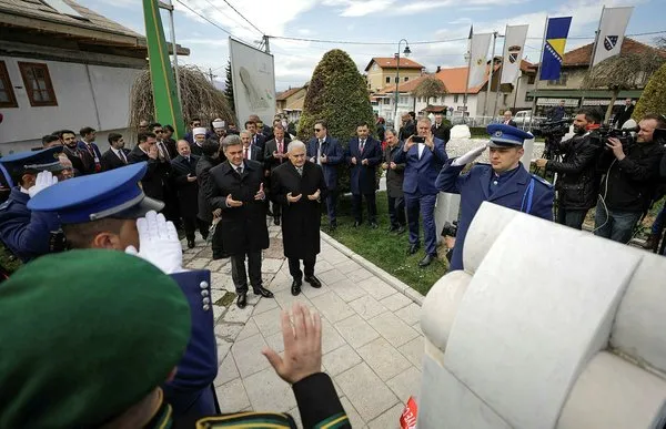 Başbakan Binali Yıldırım Bosna Hersek'in ilk Cumhurbaşkanı İzzetbegoviç'in kabrini ziyaret etti