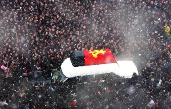 'Sevgili lider öldü yaşasın yüce lider'