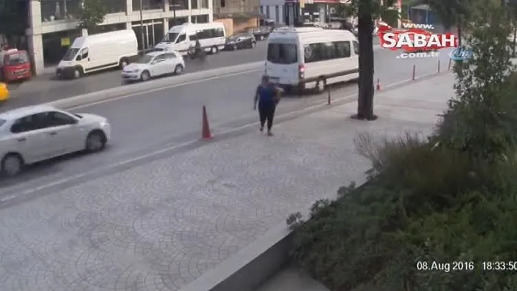 Trafik magandası motosiklete göz göre göre böyle çarptı