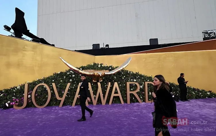 Fahriye Evcen’den Barış Arduç’a… Türk yıldızlar Riyad’daki ödül töreninde şıklık yarışına girdi!