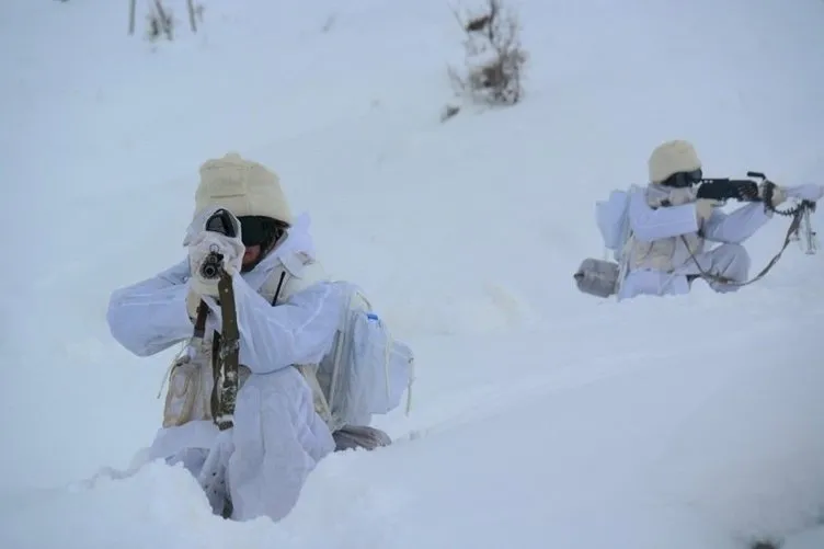 Komandoların karla mücadelesi