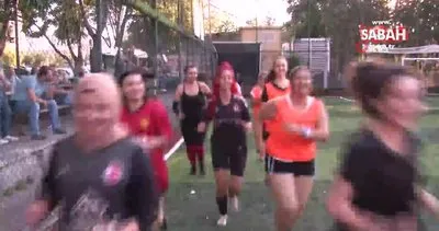 Ankara’da hayatlarında ilk defa futbol oynayan kadınlar zaman zaman sert hareketler yaptı