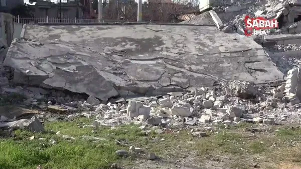 Adana'da 10 yıldır yıkılmayı bekleyen metruk bina kendiliğinden yıkıldı | Video
