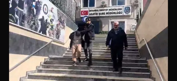 bayrampasada-kuyumcuda-soygun-girisimi-gercek-altinlarin-yerine-sahteleri-alip-gitti-1791028248120.jpg