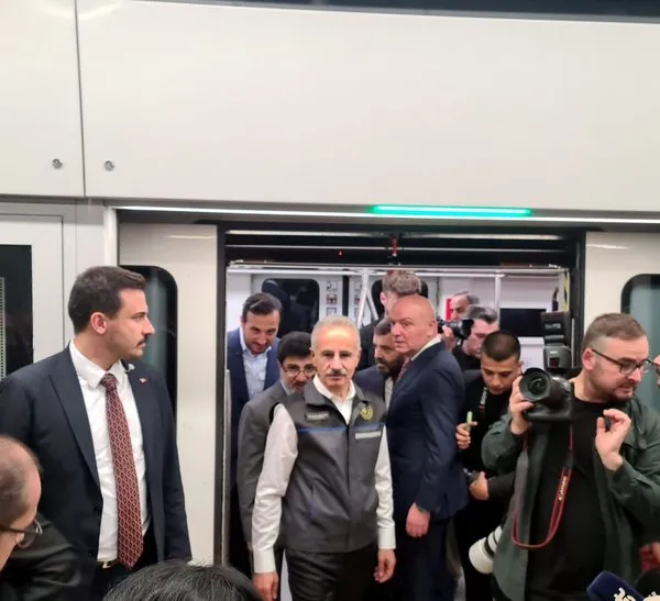 ulastirma-ve-altyapi-bakani-abdulkadir-uraloglu-istanbulda-halkali-istanbul-havalimani-metro-hattinda-inceleme-1761833949559.jpg