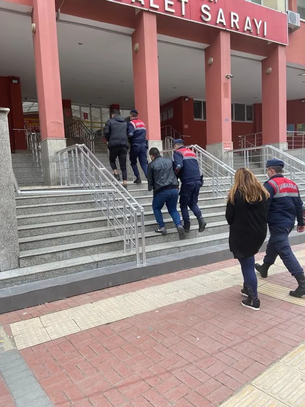 yuzlerce-uyusturucu-hapla-yakalanmislardi-1i-kadin-3-kisi-tutuklandi-1650142255507.jpeg