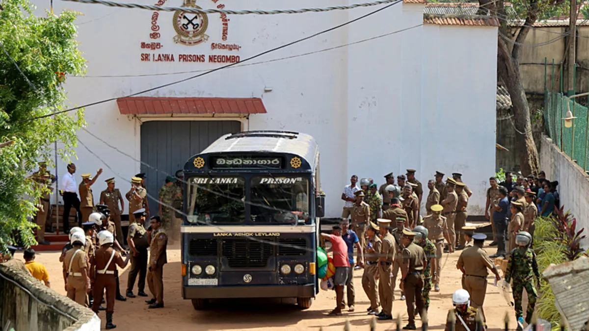 Sri Lanka’da cezaevinde kanlı isyan: 5 gardiyan dahil 25 kişi öldü Sri Lanka’da cezaevinde kanlı isyan: 5 gardiyan dahil 25 kişi öldü