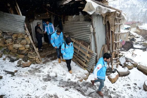 Karlı yolları aşıp hastalara şifa götürüyorlar