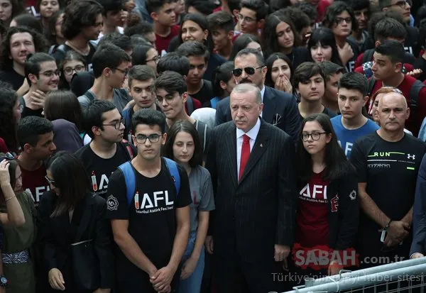 Başkan Erdoğan Kadıköy Atatürk Fen Lisesi'ndeydi. İşte Erdoğan'ın gençlerle geçen gününden anlamlı kareler