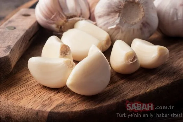 Ayaklarınızın tabanını süper besin sarımsak ile ovarsanız faydasına inanamayacaksınız! Süper besin sarımsağın faydaları şaşırtıyor!