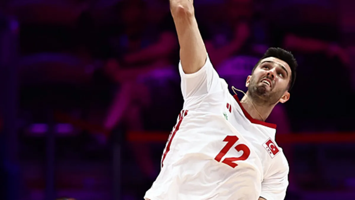 A Milli Erkek Voleybol Takımı oyuncuları bir maç sonrası sahada