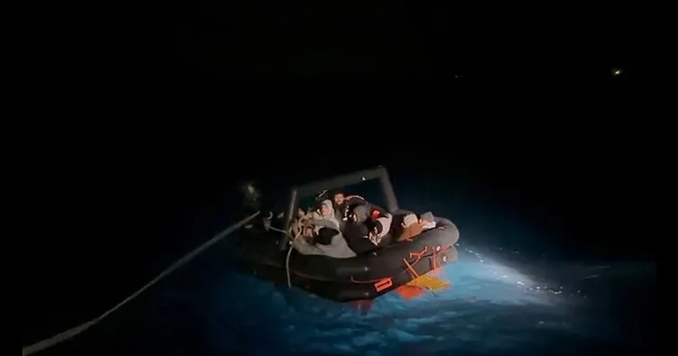 Balıkesir’de lastik bottaki 17 düzensiz göçmen kurtarıldı