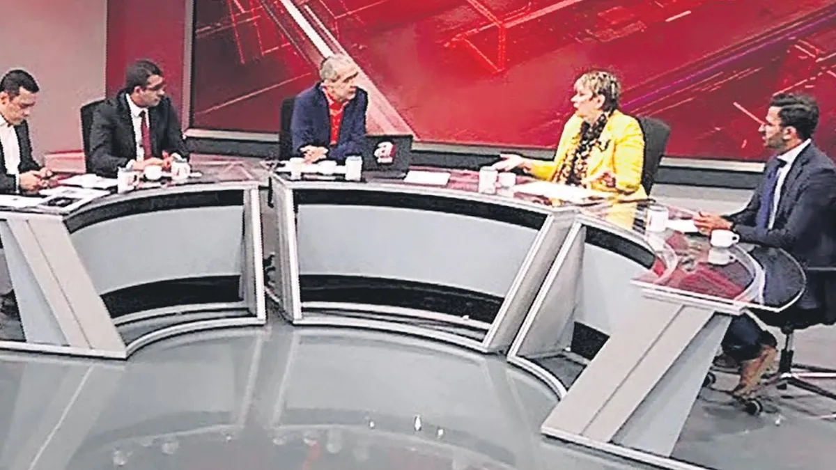 A Haber Canlı Yayınında Flaş Gelişme: Sunucunun Mikrofonuyla Yaşadığı Talihsizlik Seyirciyi Şoke Etti!