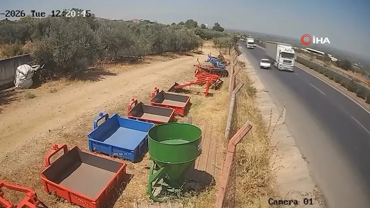 Manisa’da tır ile otomobil çarpıştı: 2 yaralı Manisa’da tır ile otomobil çarpıştı: 2 yaralı