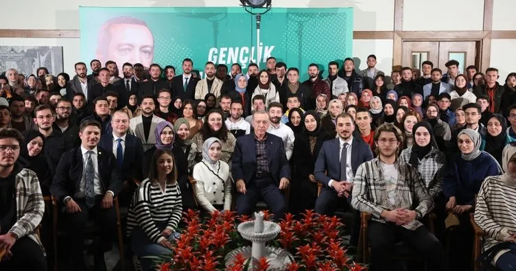 Başkan Erdoğan Konya’da gençlerle bir araya geldi: Sisi görüşmesi hakkında açıklama