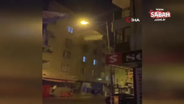 Elazığ’da fırtınanın etkisiyle araçların üzerine ağaç devrildi | Video