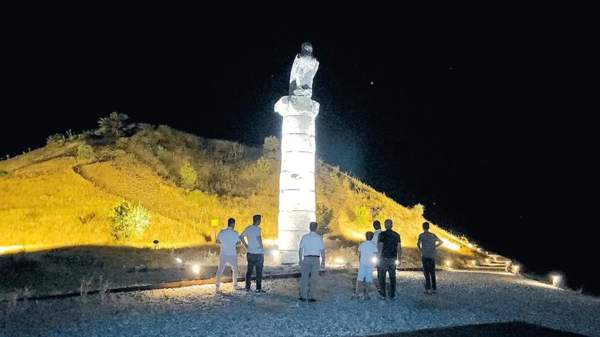Karakuş Tümülüsü'nün gece aydınlatılmış hali