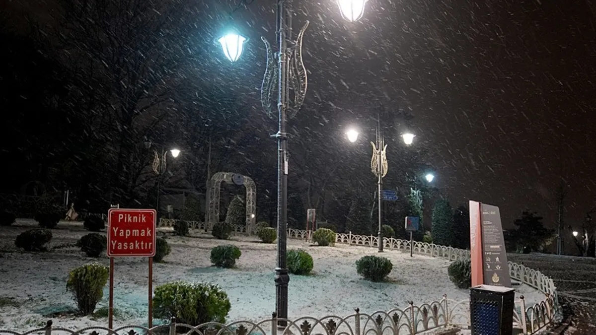 İstanbul’da kar manzaraları: Çamlıca Tepesi beyaza büründü