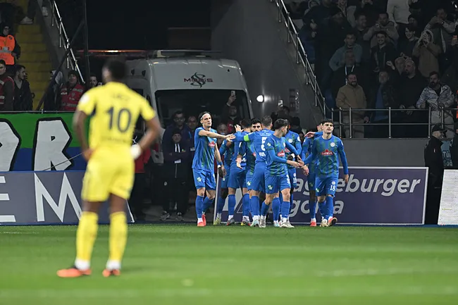 canli-fenerbahce-caykur-rizespor-deplasmaninda-sari-lacivertliler-2-0dan-geri-dondu-1763923780176.jpg