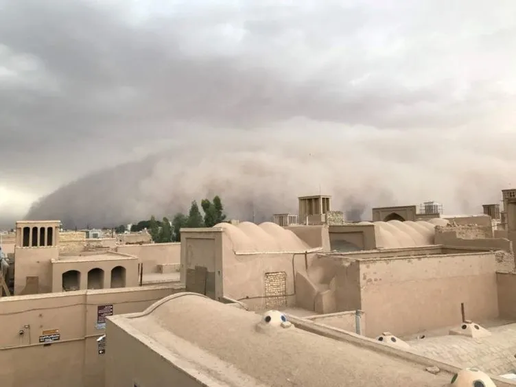İran’da kum fırtınası etkili oldu