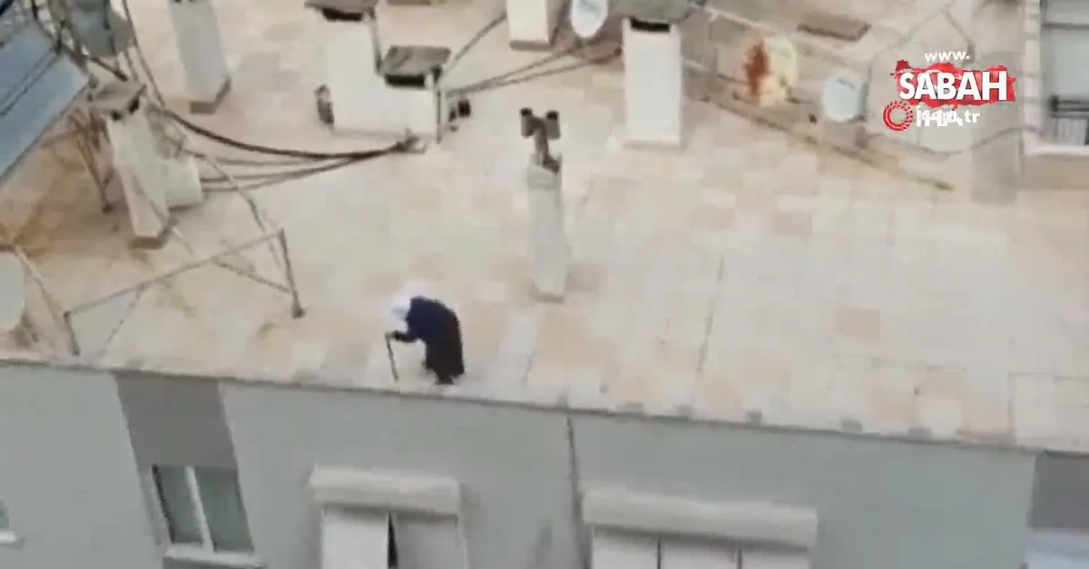 antalya da 65 yas ustu yasli teyze corona virusu yuzunden sokaga cikamayinca catiya cikarak boyle gezdi video