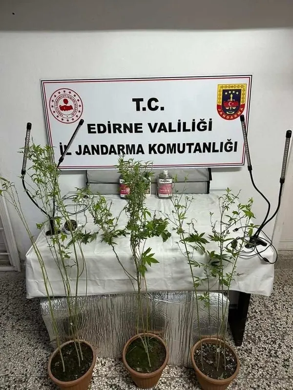 uyusturucu-kacakciligi-sucundan-3-kisi-gozaltina-alindi-1683289119787.jpg
