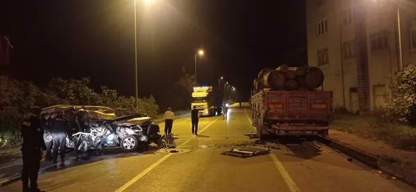 Alkollü sürücü park halindeki kamyona çarptı: 1 kişi yaşamını yitirdi Alkollü sürücü park halindeki kamyona çarptı: 1 kişi yaşamını yitirdi