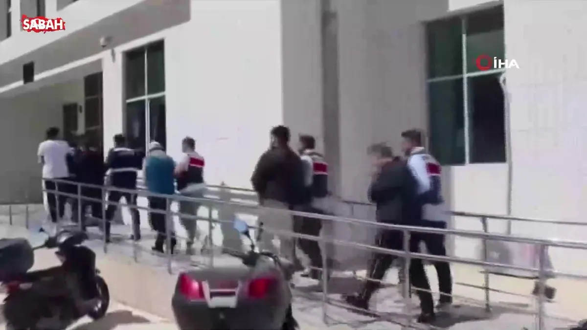 Adana merkezli 24 ilde “uyuşturucuya özendirme” operasyonu: 16 tutuklama | Video videosunu izle Adana merkezli 24 ilde “uyuşturucuya özendirme” operasyonu: 16 tutuklama | Video videosunu izle