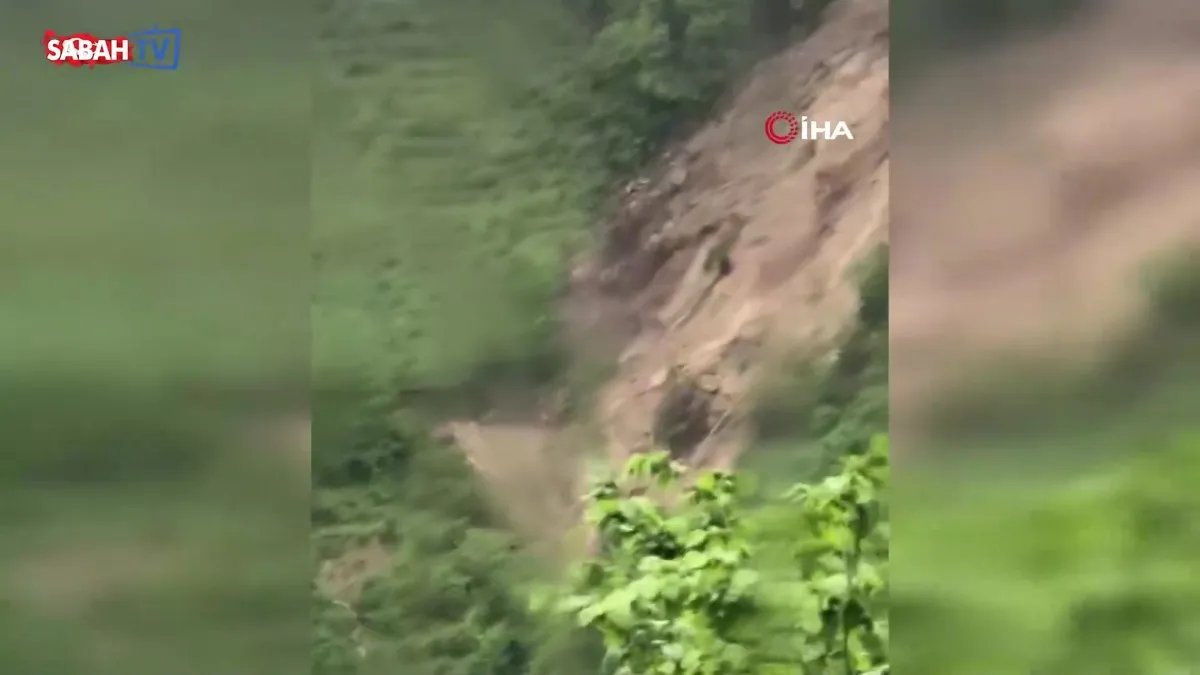 Riski nedeniyle toplam 33 konut tahliye edildi: Heyelan anı kamerada videosunu izle Riski nedeniyle toplam 33 konut tahliye edildi: Heyelan anı kamerada videosunu izle