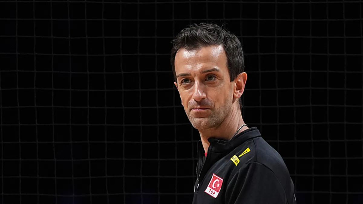 A Milli Kadın Voleybol Takımı oyuncuları ve teknik heyeti şampiyonluk kupasıyla kutlama yaparken.