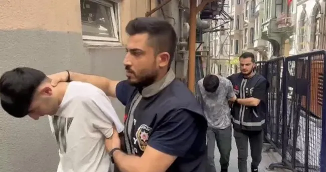 Taksim'de gasp: Güreşçi gibi yere serdi!