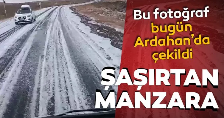 Ardahan’da sürücülere meteorolojik sürpriz... Dolu yağışı karayolunu beyaza bürüdü