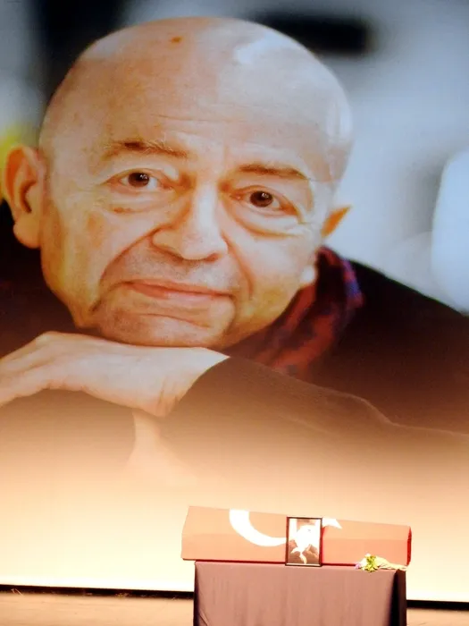 Selim İleri son yolculuğuna uğurlandı! Türkan Şoray’dan hüzünlü veda: Bugün yemek için bulaşacaktık