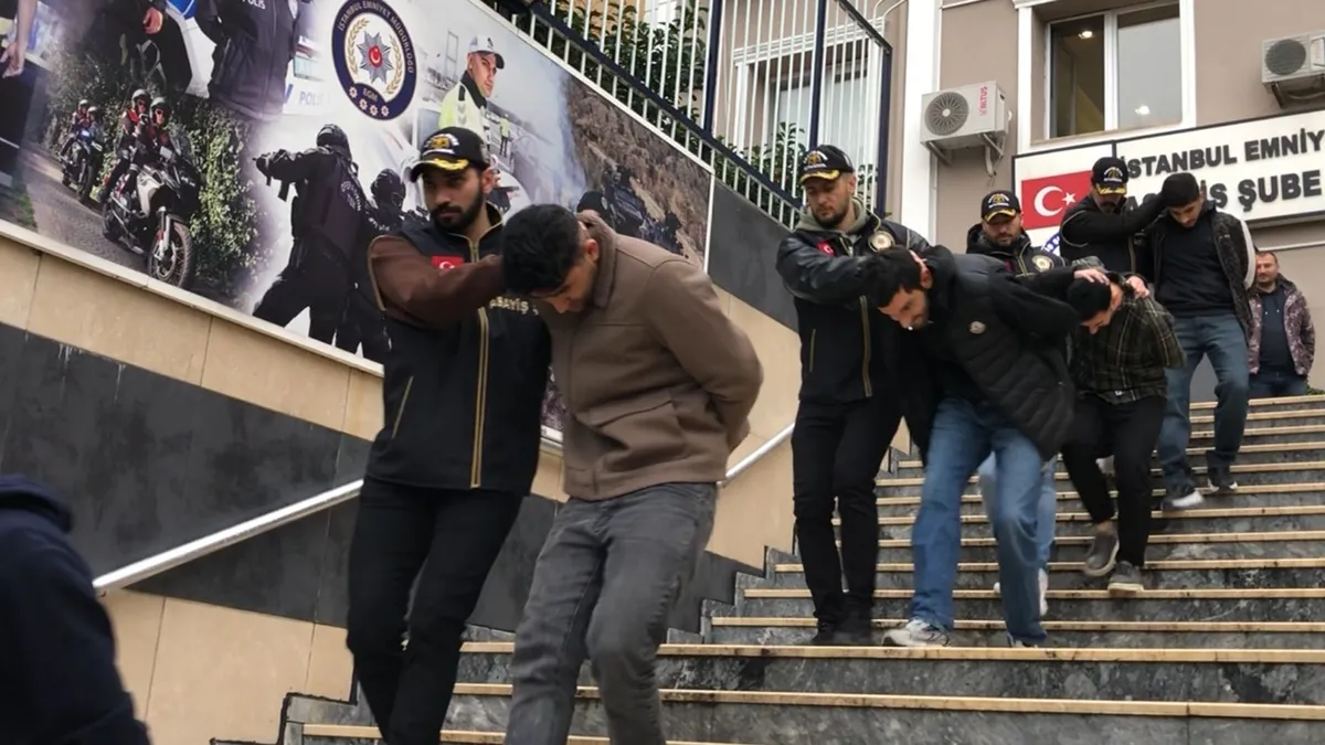 İstanbul Fatih’teki hırsızlar kamerada: Çelik kasayı açamayınca komple götürdüler! İstanbul Fatih’teki hırsızlar kamerada: Çelik kasayı açamayınca komple götürdüler!